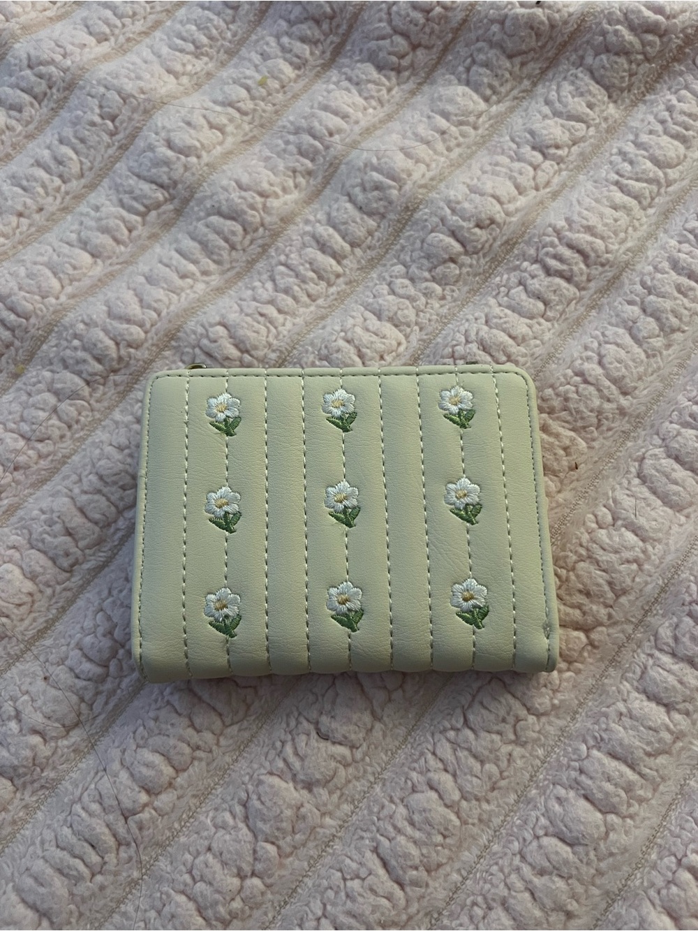 Compact Women's Floral Embroidered Wallet - Light Green